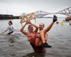 Бикини в клеточку и ледяная вода. Как проходит традиционное новогоднее купание в Шотландии (фото)