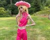 Блогерка YouTube з анорексією приміряла вбрання Барбі та викликала співчуття підписників (відео)