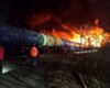 Перевозили топливо: в Свердловской области РФ сошел с рельсов грузовой поезд, горят цистерны (видео)