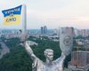 "Украина за семью". Противники ЛГБТ подняли на Родину-мать национальный флаг