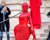 Стало известно, кто делал пугающий красный макияж с кристаллами Doja Cat
