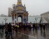 Митингующие на Евромайдане убирают  территорию после столкновений с Беркутом