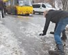 Гололедный апокалипсис в Киеве: пешеходам приходится скользить по тротуарам (видео)