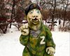 "Годзилла" в форме ВС РФ: россиянин смастерил из снега зеленый символ 2024 года (фото)