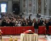 В Ватикане прощаются с Папой Римским Бенедиктом XVI, пришли тысячи людей  (фото, видео)