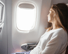 Женщина шокировала пассажиров самолета позой во время полета: сидела в ней неподвижно часами (фото)