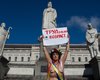 Пенсионерка из Femen появилась топлесс в центре Киева 