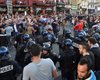 Полиция Франции всю ночь боролась с футбольными фанатами, 50 раненых
