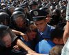 У здания Киевсовета начались потасовки: митингующие пытаются прорвать оцепление