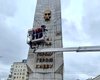 Декомунізація у дії: у центрі Києва з обеліска демонтували радянську символіку