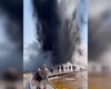 Мощный гидротермальный взрыв: гейзер в Йеллоустоуне чуть не убил любопытных туристов (видео)