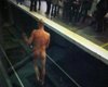 В парижском метро голый мужчина заблокировал движение поездов