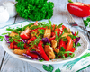 Теплый салат с курицей, грибами и болгарским перцем: быстрый рецепт сытного блюда