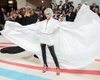 Кара Делевінь вийшла на червону доріжку Met Gala 2023 в образі Карла Лагерфельда