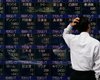 На фондовых торгах в Японии индекс Nikkei на 2,72%