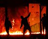 В Северной Ирландии вспыхнули беспорядки: протестующие сожгли автобус и ранили 40 полицейских (фото)