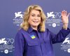 Катрин Денев появилась с украинским флагом на Венецианском кинофестивале