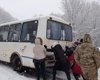 На Закарпатье женщины вытолкали автобус из снега (видео)