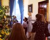 Мелания Трамп пригласила в Белый дом детей, сделавших игрушки для ее елки (фото)