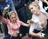 FEMEN, переодевшись в Тимошенко, принесли залог за Луценко