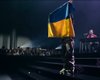 Билли Айлиш на своем концерте поцеловала украинский флаг (видео)