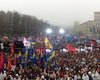 Несколько тысяч митингующих с Европейской площади двинулись на Банковую. Неизвестный бросил дымовую шашку