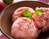 Десерт, спасающий от жары: мороженое из йогурта с клубникой от Евгения Клопотенко