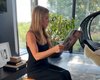 Дженнифер Энистон прочитала свою книгу любимым собакам (видео)