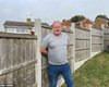 €29 000 на сад для дочерей: мужчина может сесть в тюрьму за установку забора возле дома (фото)