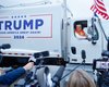 Трамп проехался на мусоровозе после того, как Байден якобы назвал его сторонников "мусором" (видео)