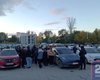 У Тернополі люди у військовій формі добу тримали чоловіка в авто: сталась масова бійка (відео)
