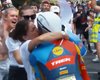 Велогонщика на Tour de France оштрафовали за поцелуй с женой (видео)