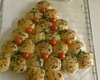 Пикантная рождественская елочка из булочек: вкусная выпечка вместо обычного хлеба