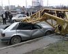 В Одессе строительный кран раздавил автомобиль (фото)