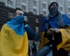 Участники акции на Европейской площади в Киеве продолжают митинг, несмотря на дождь