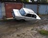 В Харькове автомобиль провалился в яму с водой