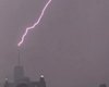 У Нью-Йорку шторм Анрі вдарив блискавкою у сьому найвища будівлю в світі (відео)