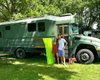 Жизнь на колесах: семейная пара превратила школьный автобус в уютный автодом (видео)