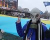 Активисты в противогазах развернули огромный флаг Украины
