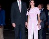 Как пижама. Королева Летиция выбрала оригинальный розовый костюм для визита в Анголу