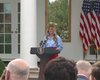 Возвращение на фоне слухов о помощнице мужа: Мелания Трамп впервые за месяц появилась на публике (видео)