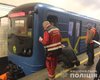 В Киеве человек упал под поезд метро, часть "красной" ветки перекрыта (фото, обновлено)