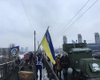 Украинцы на мосту Патона соединили берега Днепра живой цепью
