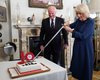 Королева Камилла продемонстрировала навыки владения мечом, разрезав праздничный торт (фото)