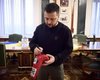 Боксерские перчатки с подписью Зеленского продали на аукционе за 5 миллионов гривен