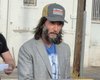 Поседевший и взлохмаченный: фанаты атаковали Киану Ривза по дороге на концерт