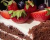 Шоколадный медовик с клубникой за 20 минут: пошаговый рецепт