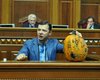 Ляшко передал Азарову тыкву как символ народной ненависти