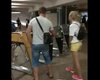 В метро Киева пьяный мужчина пропускал пассажиров бесплатно