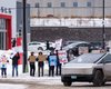 "Отключите Маска": в США прокатилась волна протестов под автосалонами Tesla (фото)
